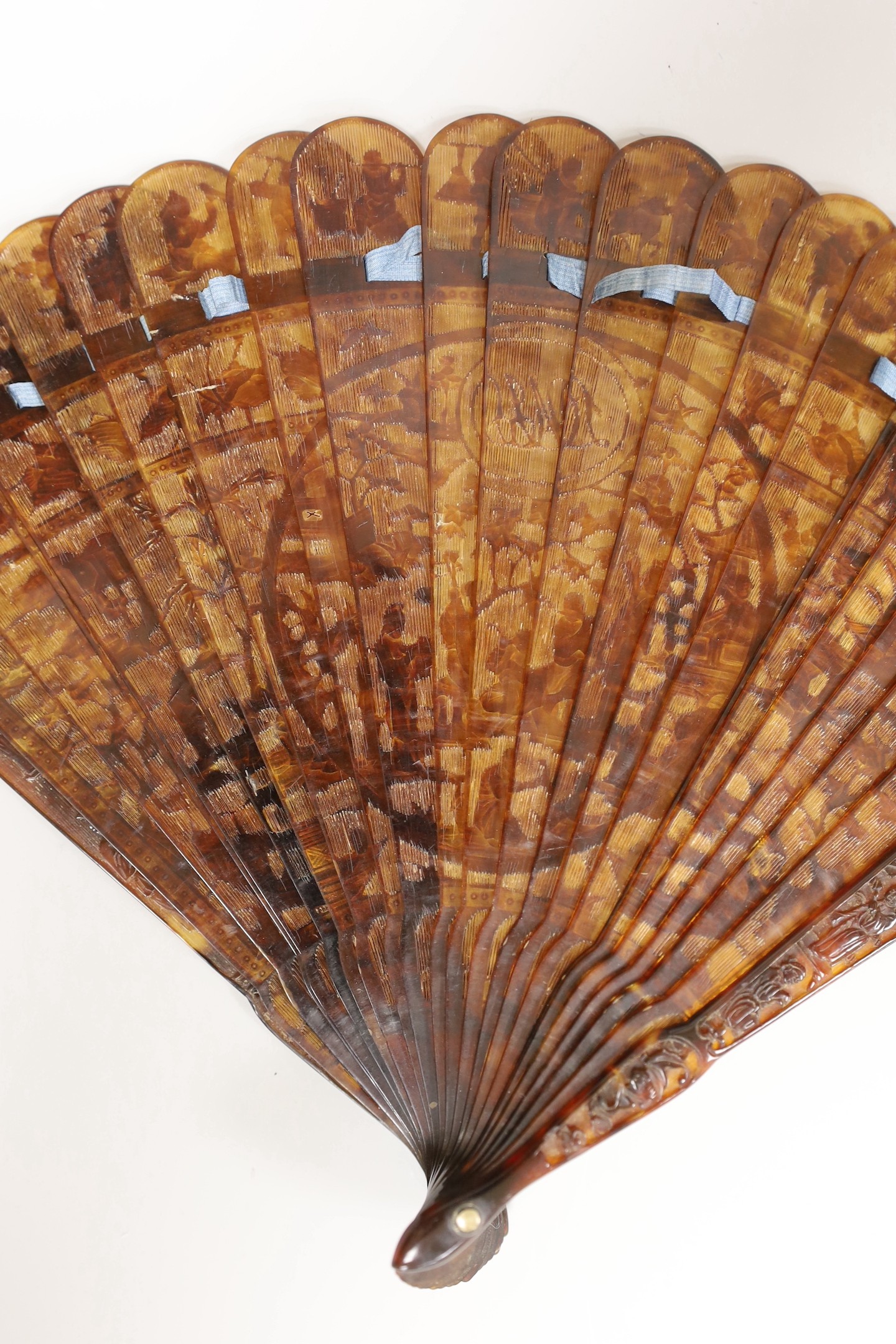 A 19th century Chinese tortoiseshell Brise fan, decorated with a central figural cartouche, 18.5cms high